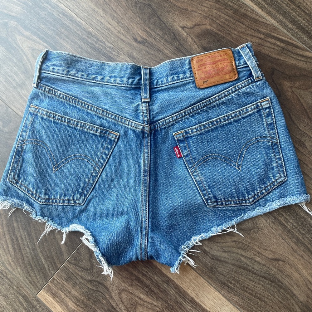 Levi’s 501s. Darker blue wash. Size 26!